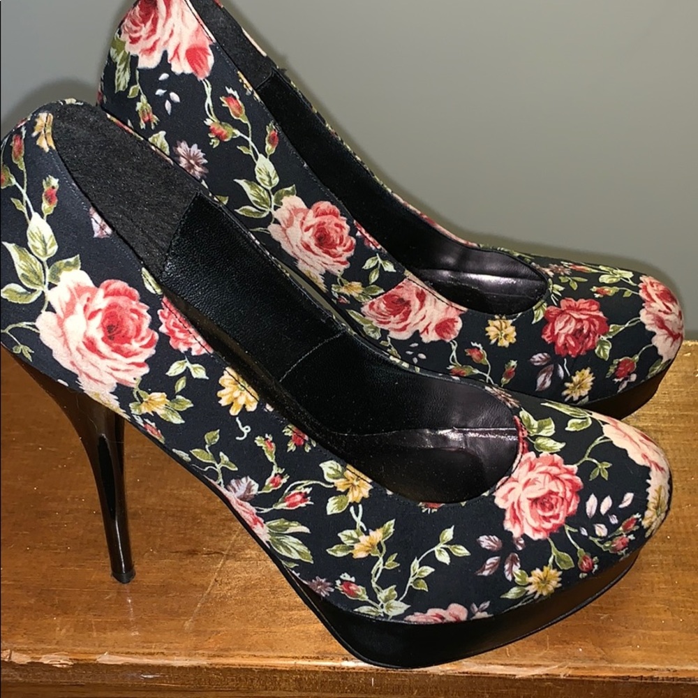 Multi colored heels 10M (Nicole-2 black multi)